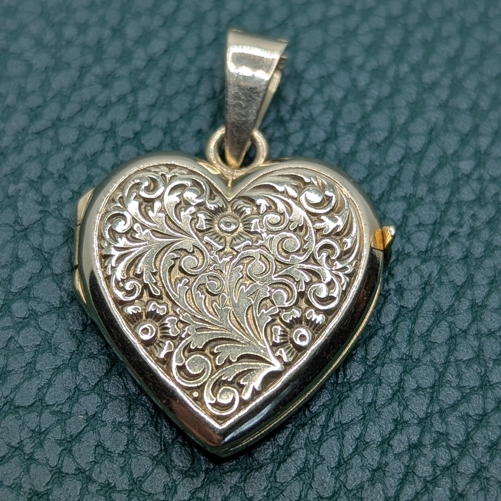 ✨ 14K Gold Vintage Heart Locket ✨ - Picture 2 of 11